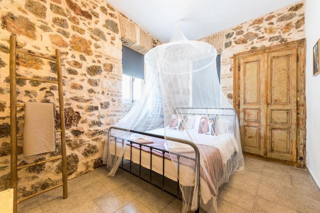 Postel nebo postele na pokoji v ubytování Stone House Under Acropolis