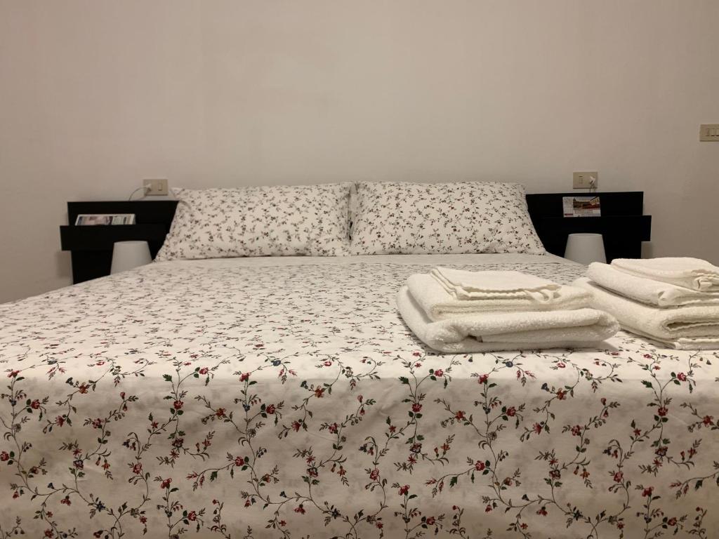 Łóżko lub łóżka w pokoju w obiekcie Temporary House vicolo Colombina