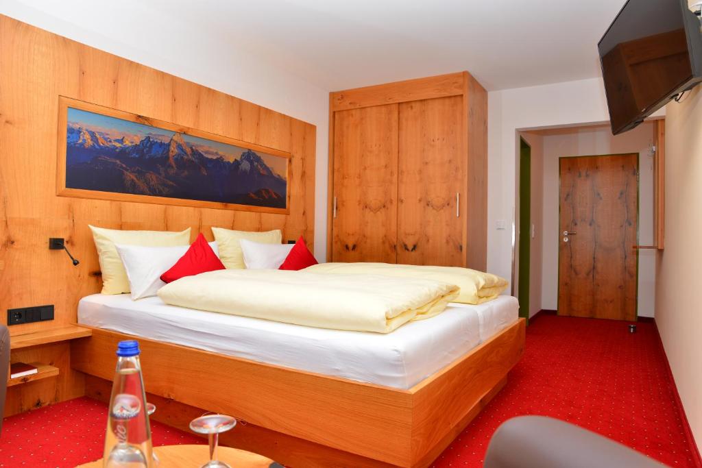 Postel nebo postele na pokoji v ubytování Alpenhotel Denninglehen