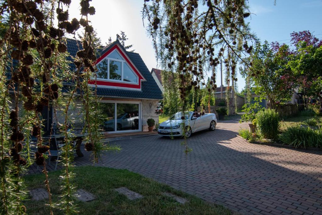 een auto geparkeerd op de oprit van een huis bij Ferienhaus Görmer mit Wasserbett in Schmölln