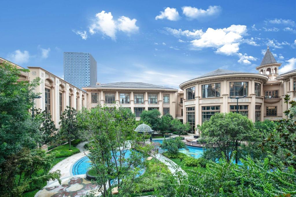 西安的住宿－ 陕西星河湾酒店，享有带花园的建筑的外部景色