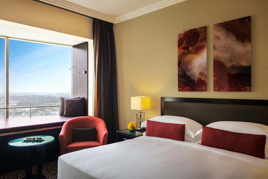 Postel nebo postele na pokoji v ubytování Towers Rotana - Dubai