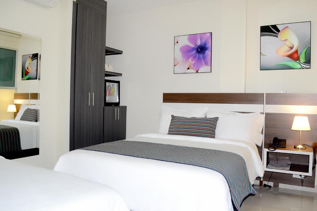 A bed or beds in a room at Hotel Metropolitano Plaza
