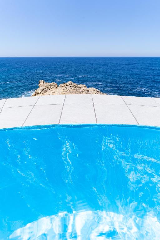 Bazén v ubytovaní Ikarian Endless Blue alebo v jeho blízkosti