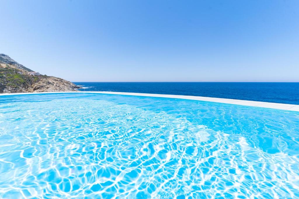 Bazén v ubytovaní Ikarian Endless Blue alebo v jeho blízkosti