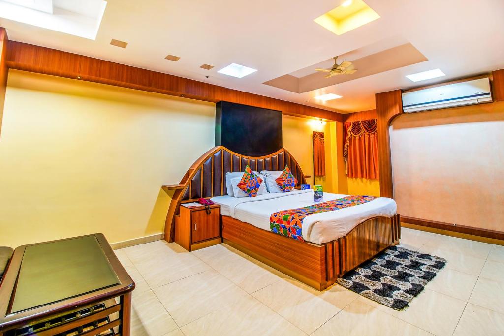 ラーンチーにあるFabHotel Palash Residency Ranchi Railway Stationのベッドルーム1室(大型ベッド1台付)