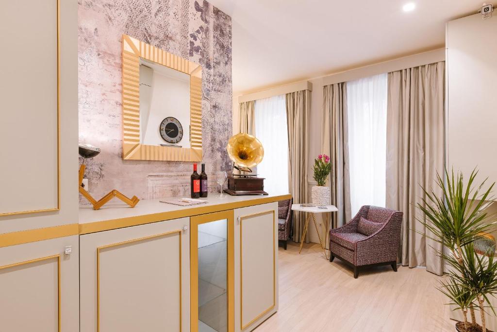 um quarto com um toucador com um espelho e uma cadeira em Rhea Silvia Luxury Navona em Roma