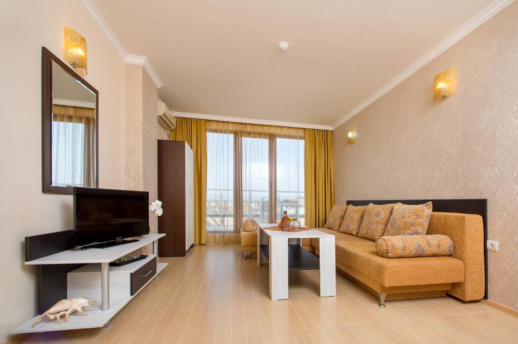 TV a/nebo společenská místnost v ubytování Hotel Iris