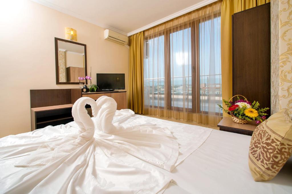 TV a/nebo společenská místnost v ubytování Hotel Iris