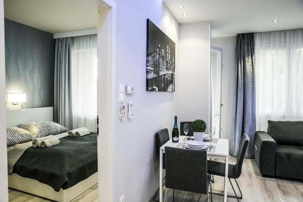 Postel nebo postele na pokoji v ubytování Downtown Dream Apartmans