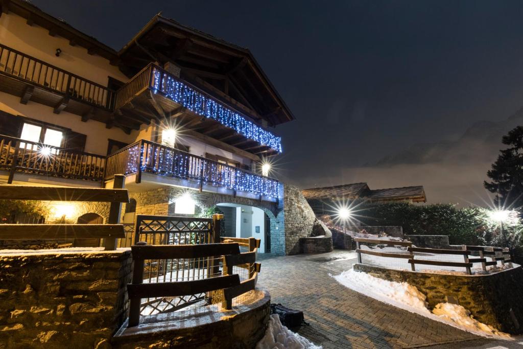 una casa de noche con luces en Le Jasmin, en Aosta