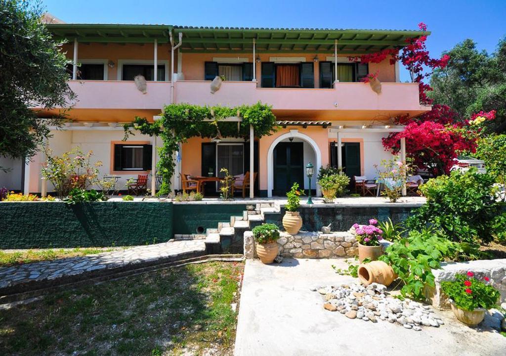 una casa con un jardín delante de ella en Byronas Apartments, en Paleokastritsa