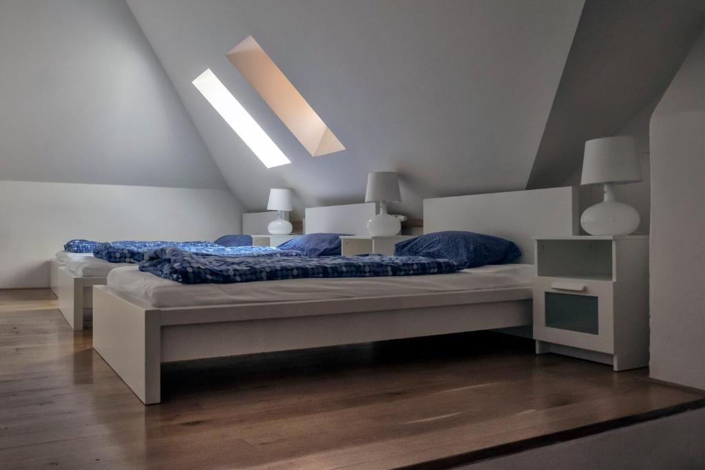 Postel nebo postele na pokoji v ubytování Onefam Míru