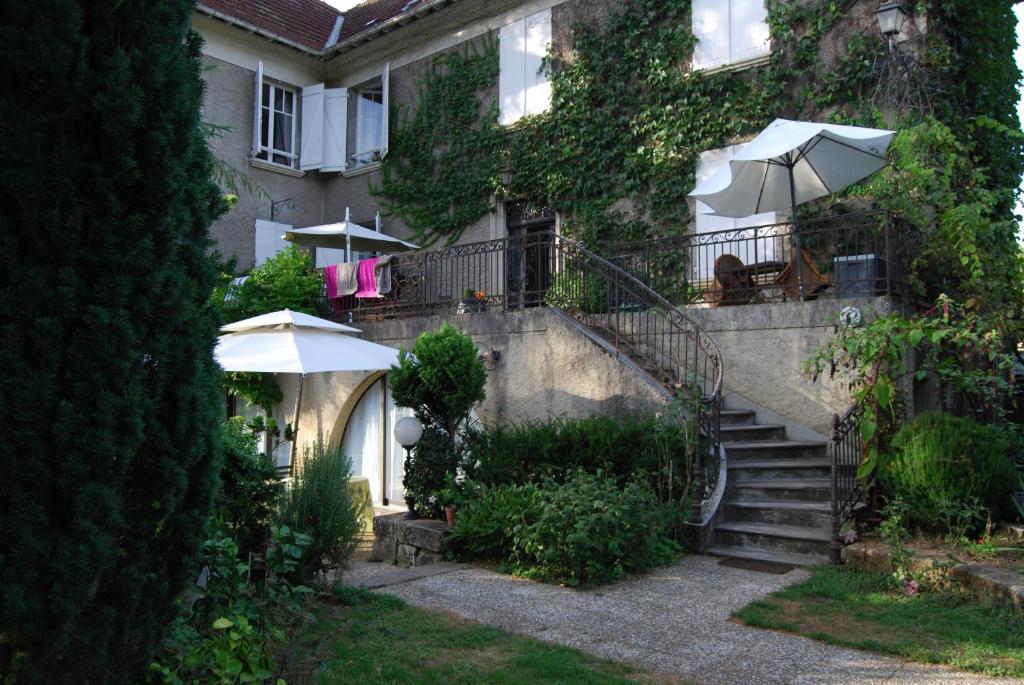 Un jardín fuera de Chambres d'hôtes Les Pratges