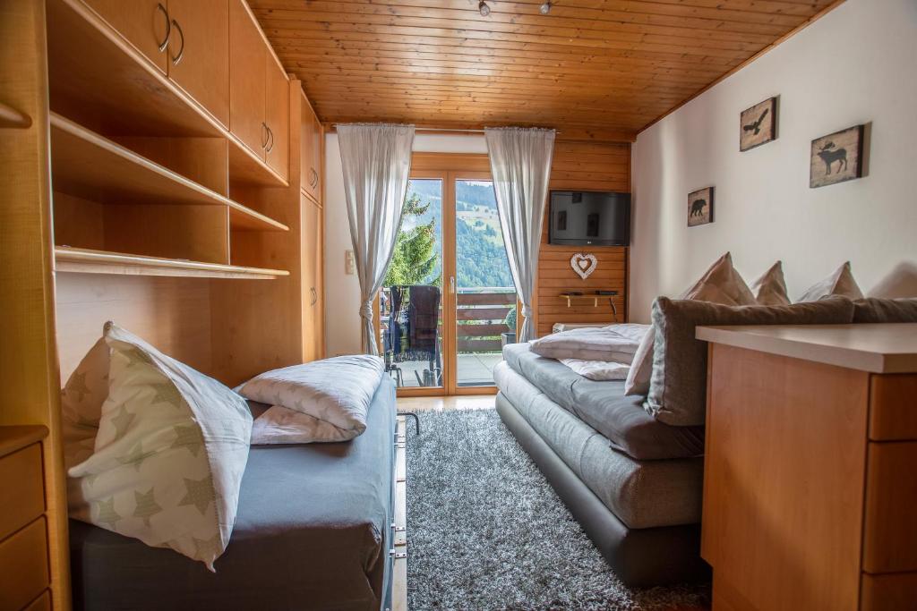 ein Schlafzimmer mit einem Bett und einem Sofa in einem Zimmer in der Unterkunft Winzig Apartment in Schladming