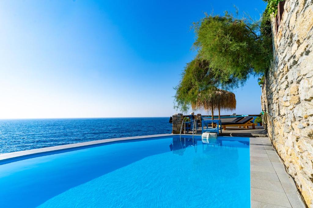 Bazén v ubytovaní Ikarian Endless Blue alebo v jeho blízkosti