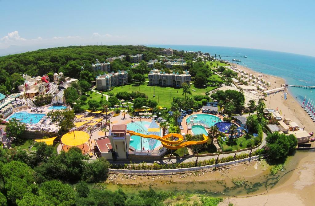 una vista aérea de un parque de atracciones junto a la playa en ROBINSON PAMFILYA - All Inclusive, en Side