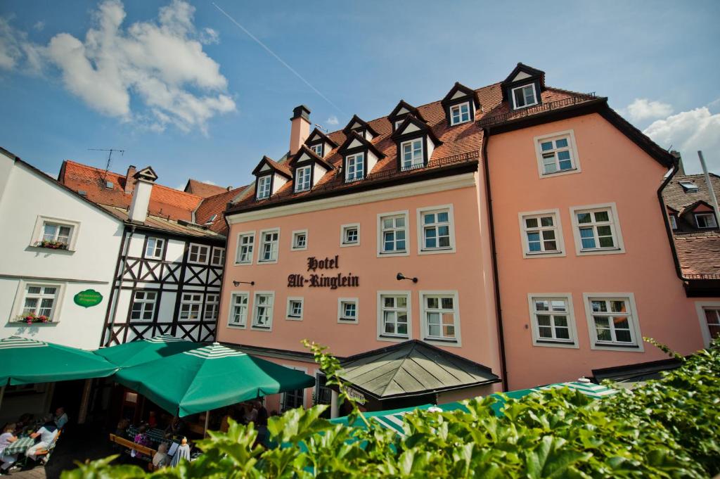 un groupe de bâtiments avec des parapluies devant eux dans l'établissement Hotel Alt-Ringlein, à Bamberg