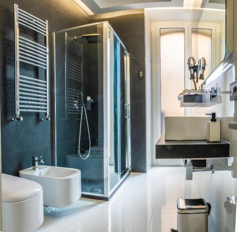A bathroom at Rettifilo 201 Exclusive Rooms