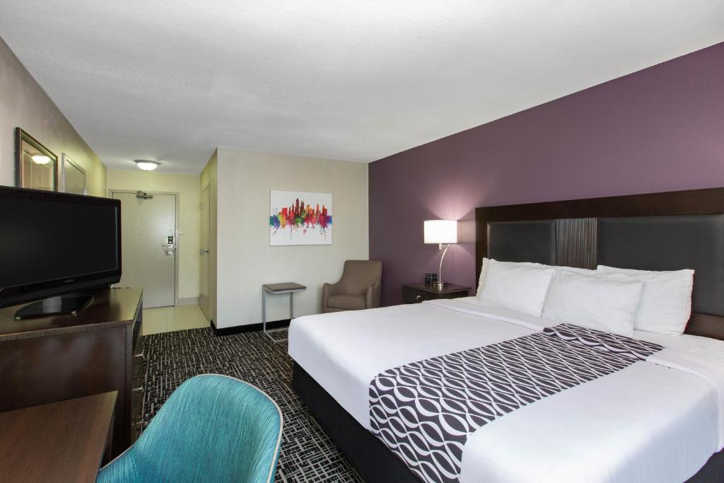 La Quinta by Wyndham Blue Springs photo