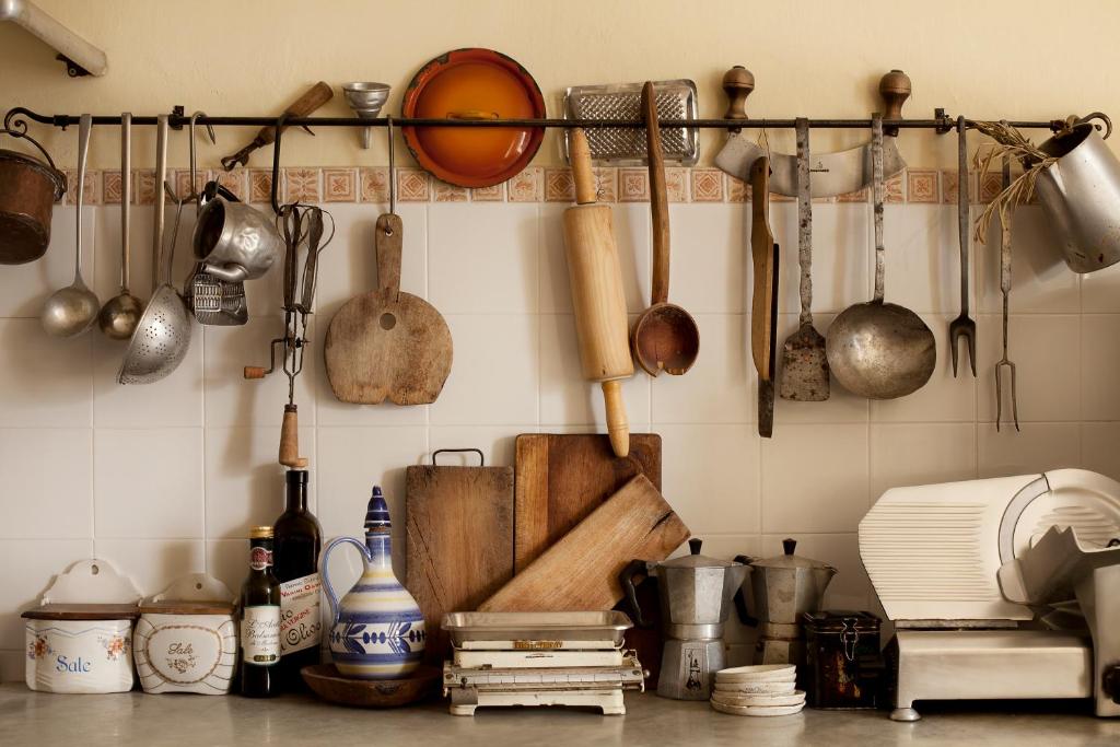 eine Küche mit Küchenutensilien, die an der Wand hängen in der Unterkunft Albergo Diffuso Ca' Spiga in Laglio