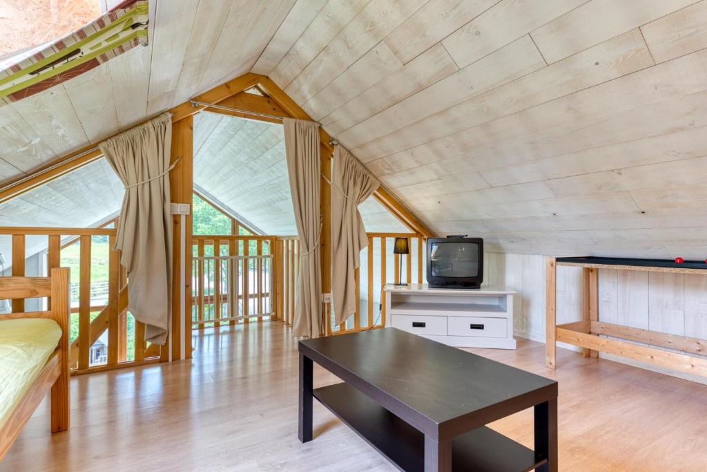 TV a/nebo společenská místnost v ubytování Château Ferme de Laval