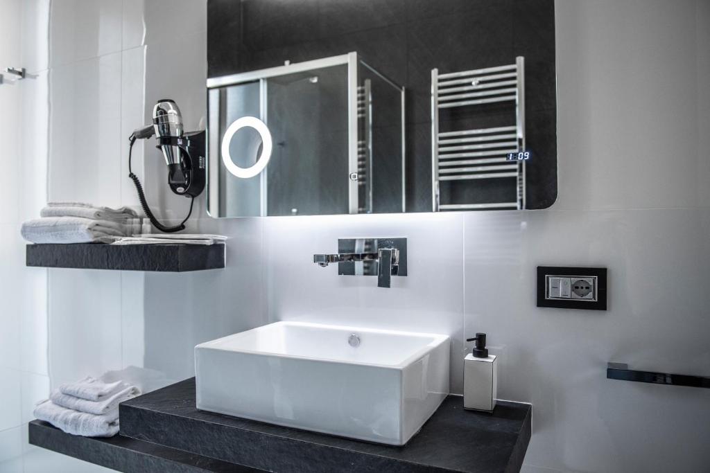 A bathroom at Rettifilo 201 Exclusive Rooms
