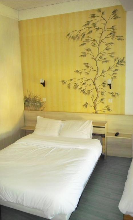 Llit o llits en una habitació de Hotel Les Passions