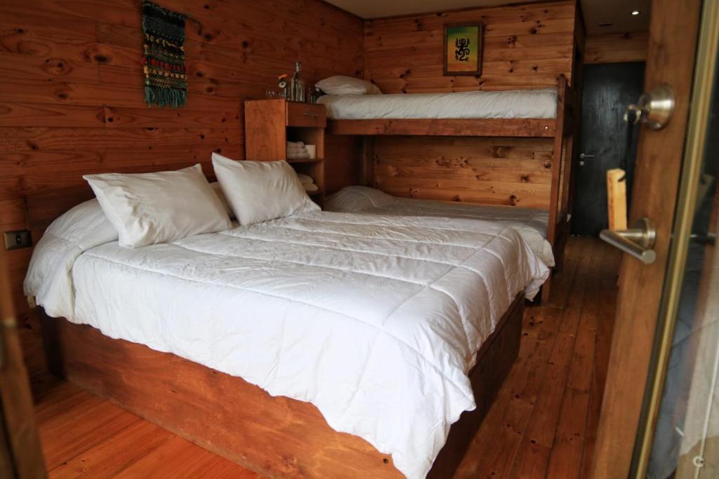 Letto o letti in una camera di Ruka Antu Ecolodge
