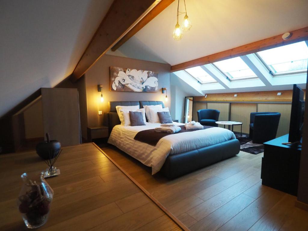 a bedroom with a bed in a room with skylights at Ô Spa Champenois in Écueil