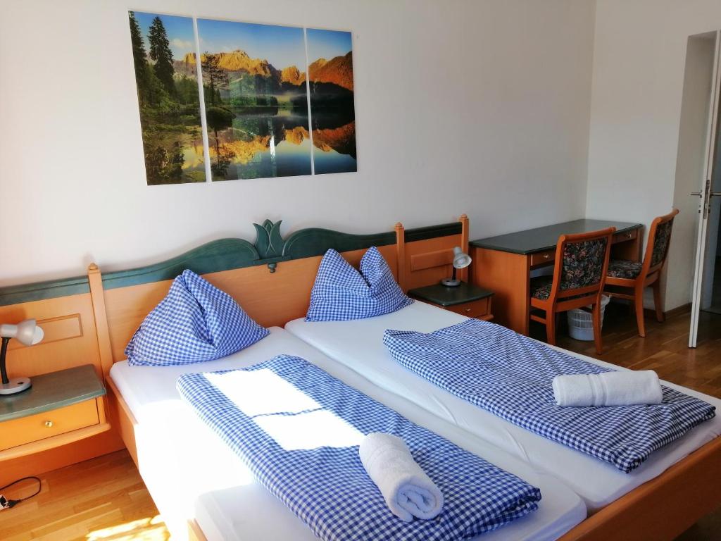 Postel nebo postele na pokoji v ubytování Luise Wehrenfennig & Haus EvA