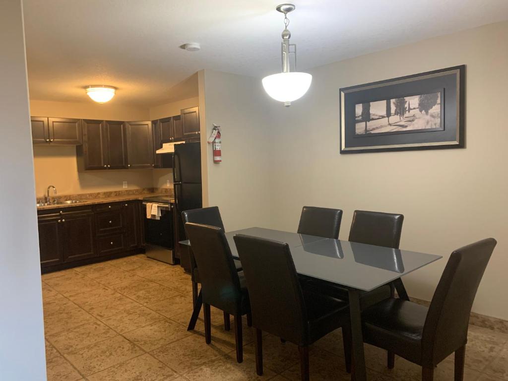 Kuchyň nebo kuchyňský kout v ubytování Super 8 by Wyndham Fort McMurray