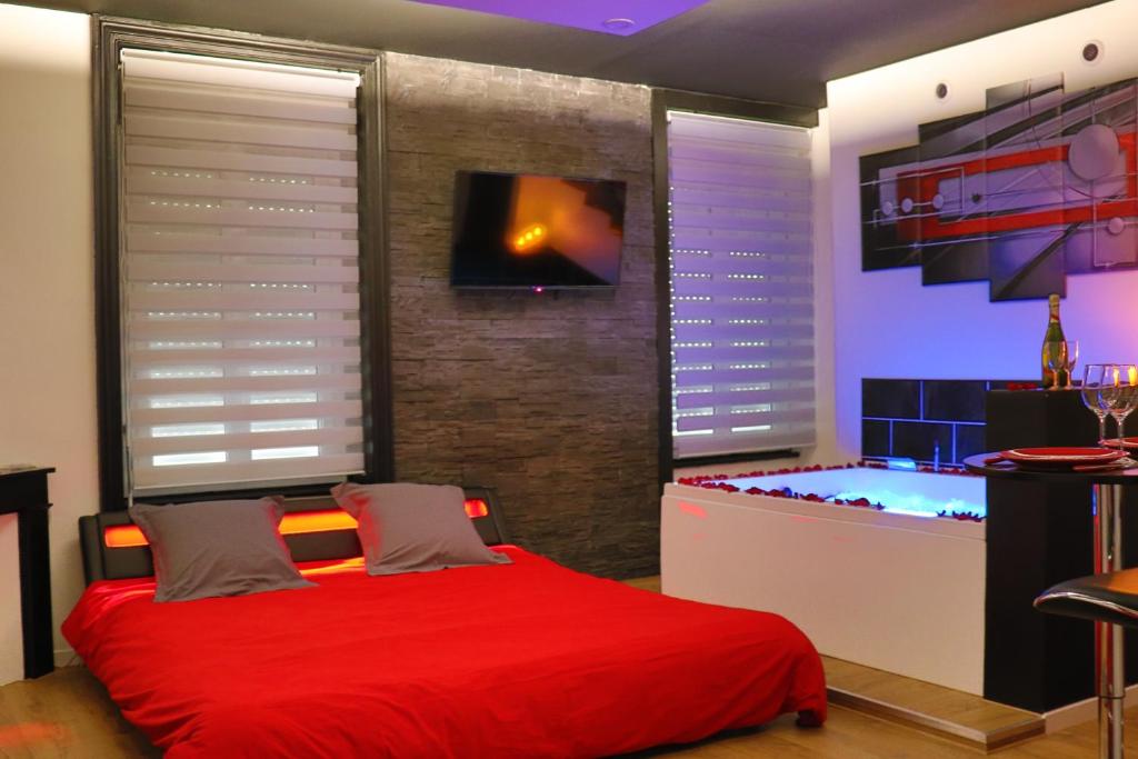 - une chambre avec un lit rouge et un bar dans l'établissement Bulle de Spa, à Lyon