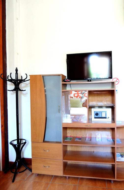 Una televisión o centro de entretenimiento en Lima Wari Hotel Boutique