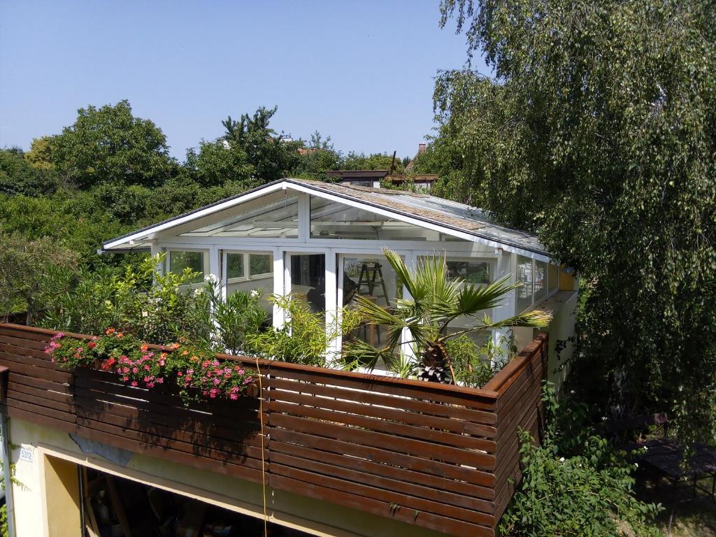 Zahrada ubytování Greenhouse just 15 min from the Old Town