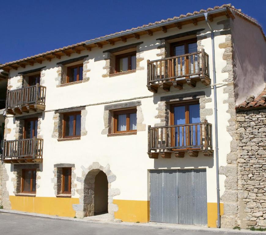 ein Gebäude mit Balkon auf der Seite in der Unterkunft Balcón De Ares in Ares del Maestre