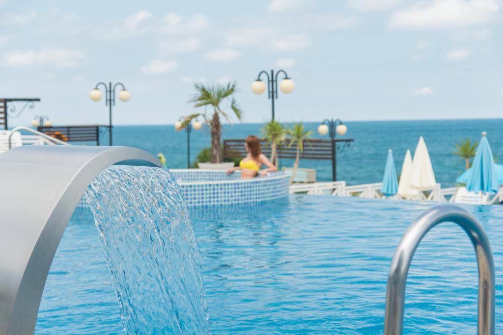 Bazén v ubytování Hotel Eskada Beach nebo v jeho okolí