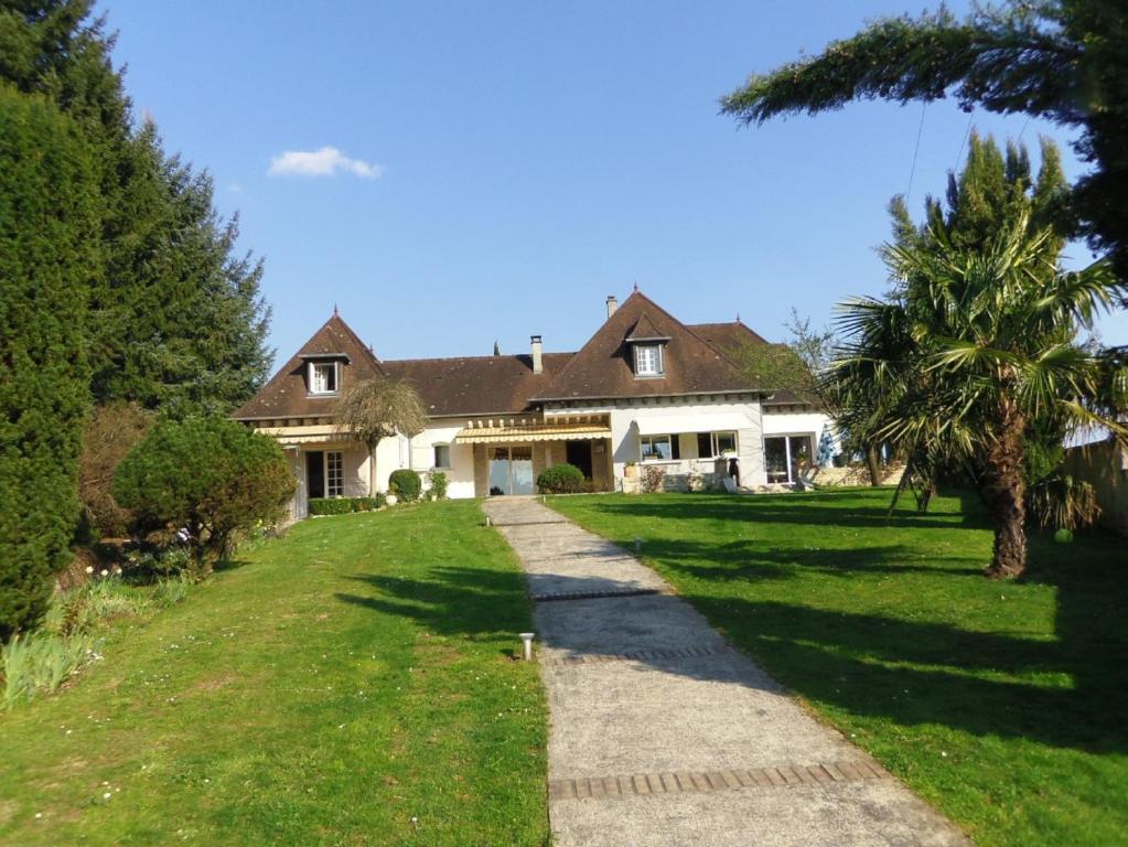 a house with a pathway in front of it at Chambres d'hôtes Le Saleix in Donzenac