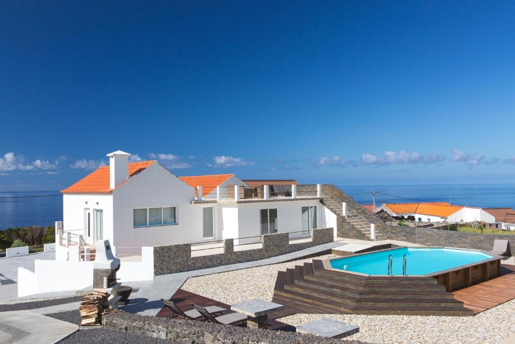 une villa avec une piscine et une maison dans l'établissement 35th Atlantic View, à Lajes do Pico
