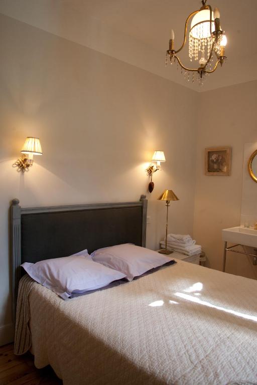 Una cama o camas en una habitación de Chambres d'hôtes Les Pratges