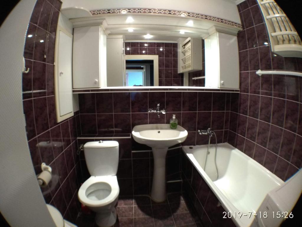a bathroom with a toilet and a sink and a tub at 1050 Śmiałego 36 - Tanie Pokoje - samodzielne zameldowanie - self check in in Poznań