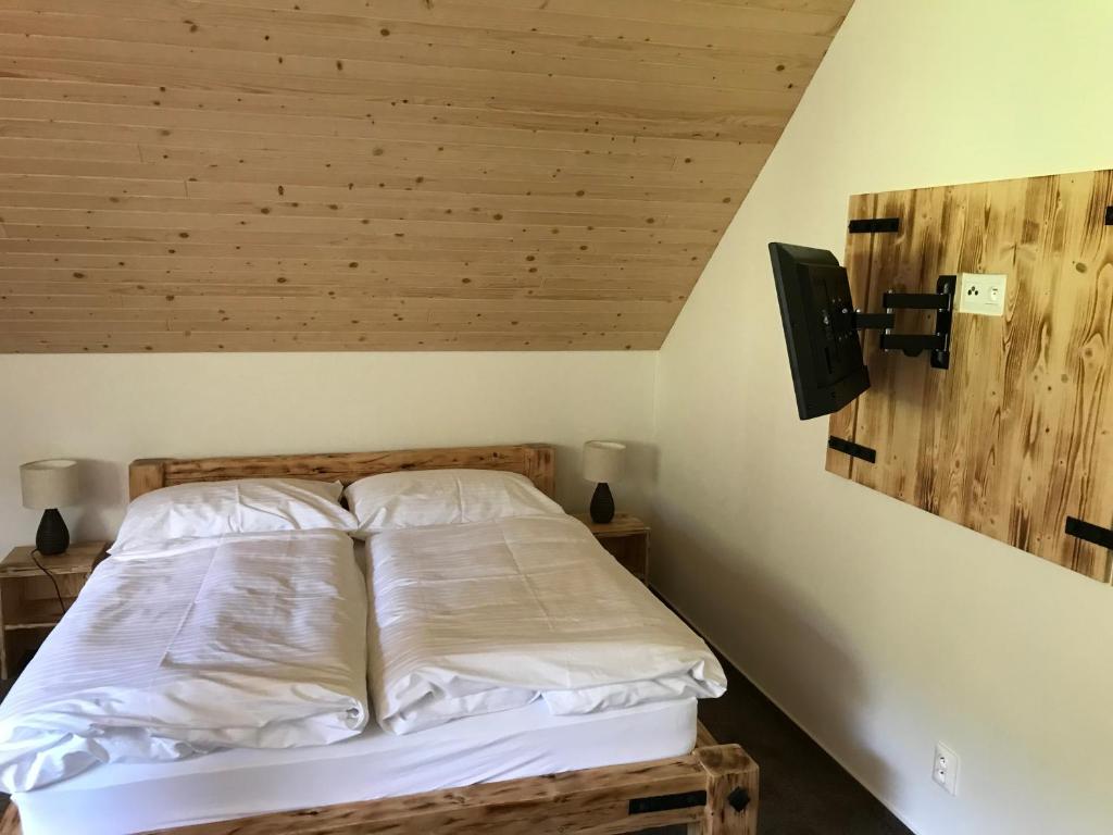 Postel nebo postele na pokoji v ubytování Bezručova škola