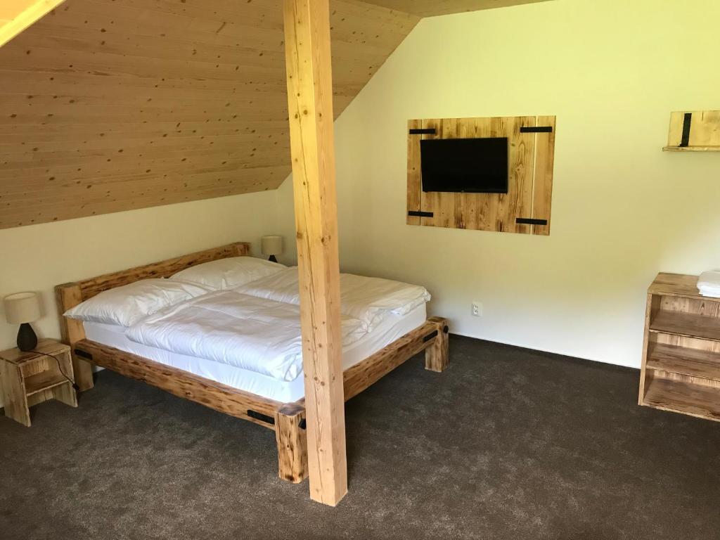 Postel nebo postele na pokoji v ubytování Bezručova škola