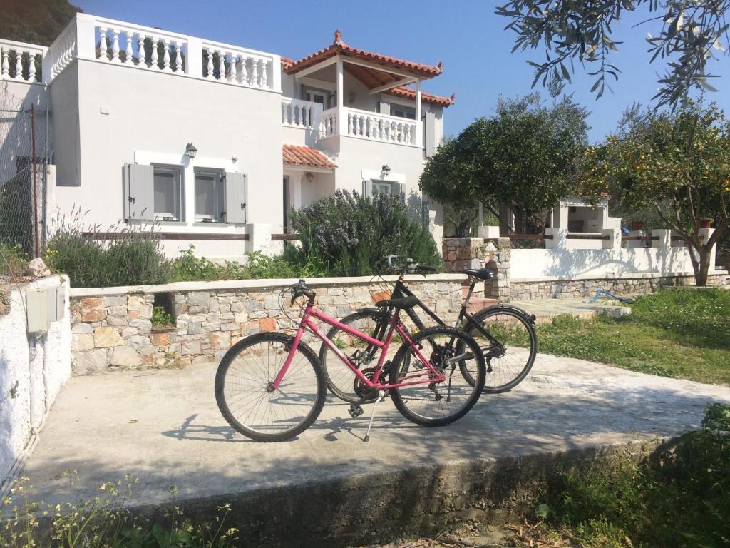 twee fietsen geparkeerd voor een huis bij Villa Tillia in Panormos Skopelos