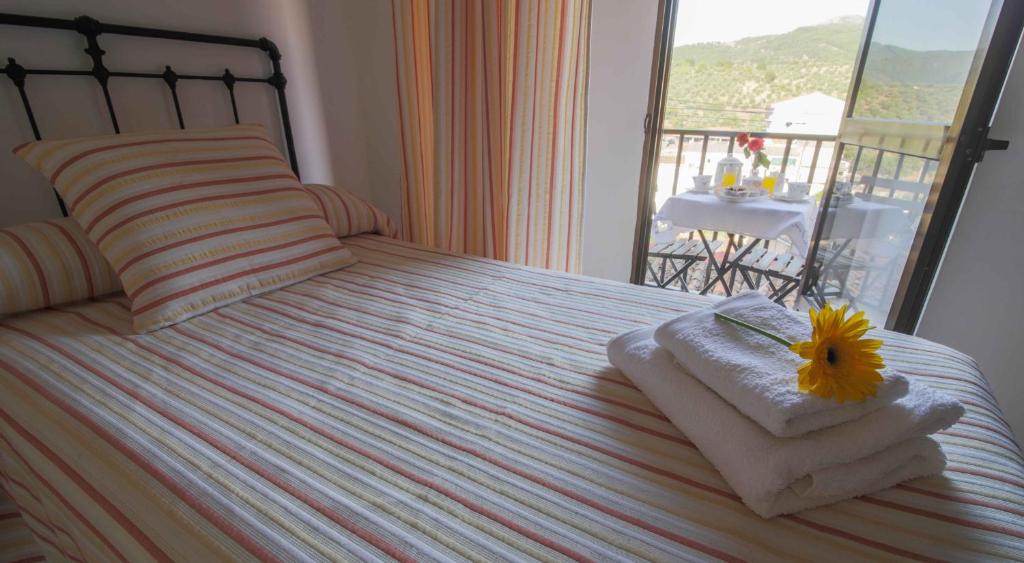 Łóżko lub łóżka w pokoju w obiekcie Hostal Alba Taruta