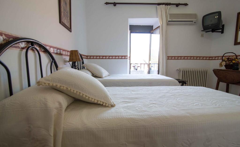 Łóżko lub łóżka w pokoju w obiekcie Hostal Alba Taruta