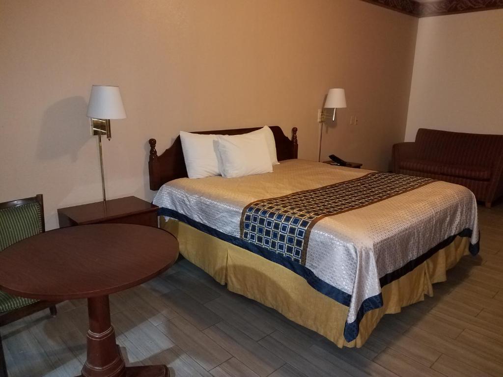 Postel nebo postele na pokoji v ubytování Texas Inn Downtown McAllen