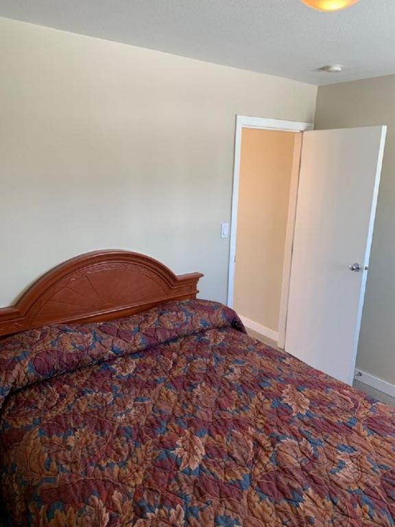 Postel nebo postele na pokoji v ubytování Red Deer Inn & Suites