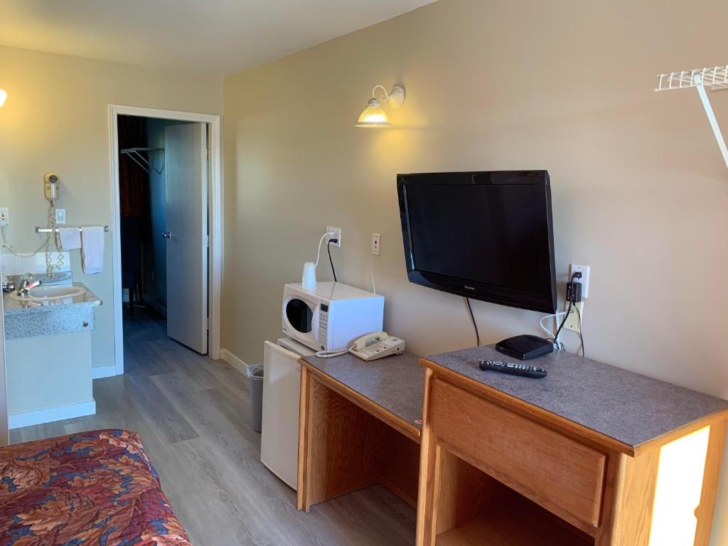 TV a/nebo společenská místnost v ubytování Red Deer Inn & Suites