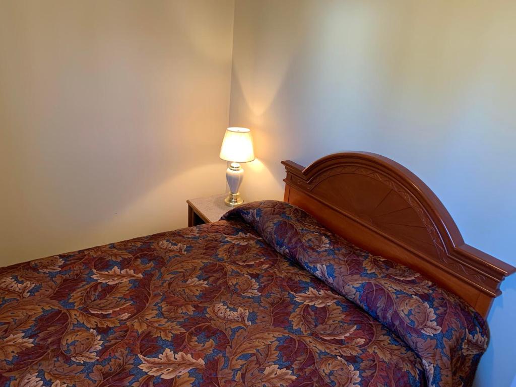 Postel nebo postele na pokoji v ubytování Red Deer Inn & Suites